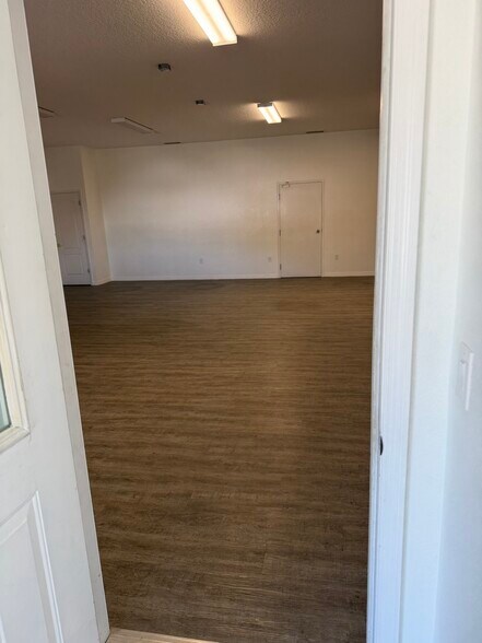 More Photos Of 4751 E Moody Blvd, Bunnell Showroom For Lease