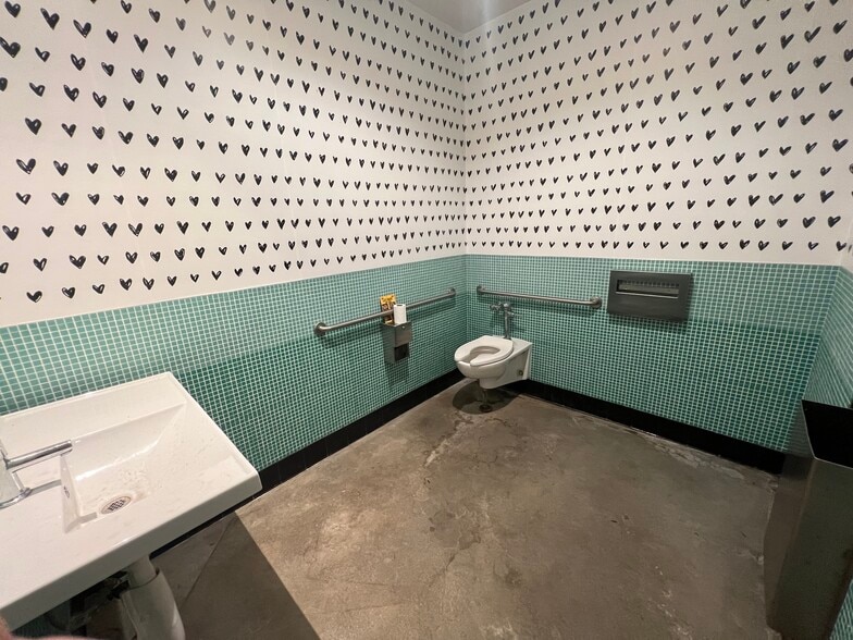 More Photos Of 902-914 Broadway, Santa Monica Unknown For Lease