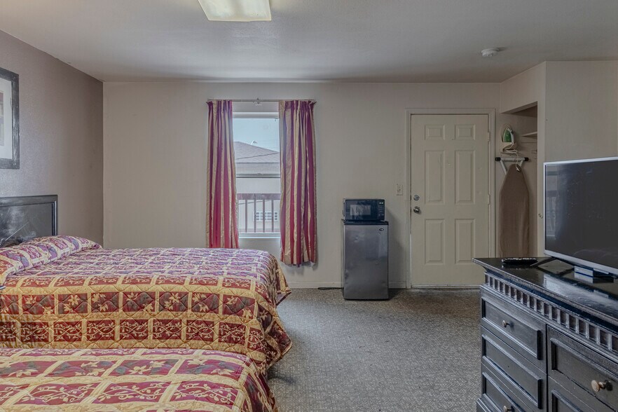 More Photos Of 820 S Washington St, Junction City Hotel For Sale