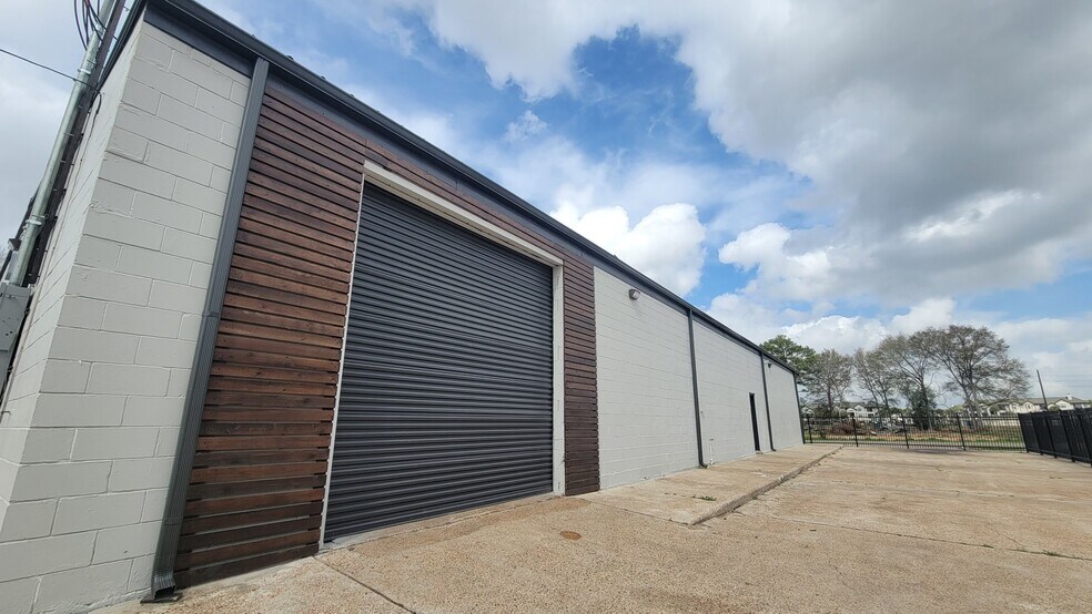 More Photos Of 8603 Shoal Creek Dr, Houston Warehouse For Sale