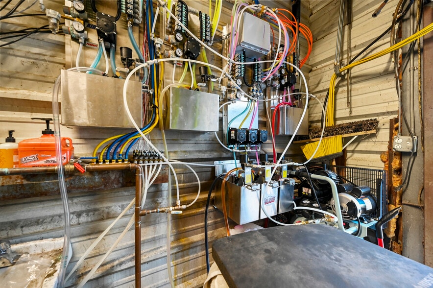 More Photos Of 805 Poindexter Ave, Cleburne Carwash For Sale