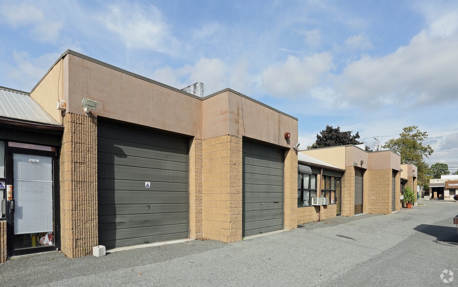 More Photos Of 280 Suburban Ave, Deer Park Warehouse For Lease