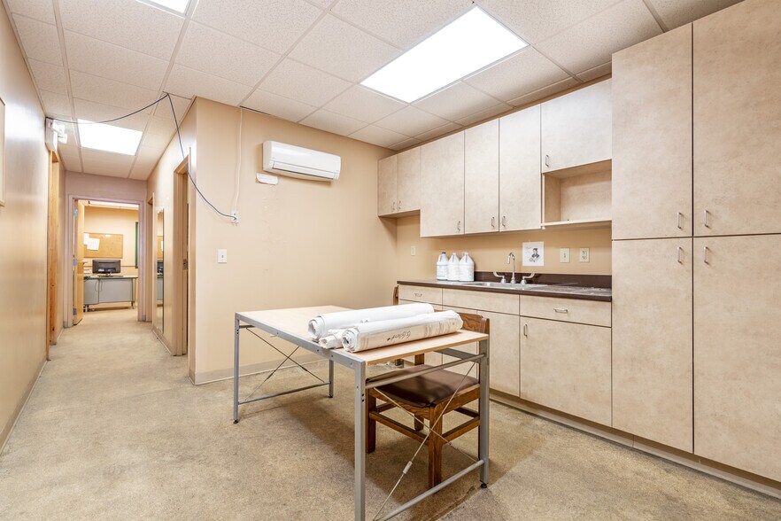 More Photos Of 1202 W Alameda St, Santa Fe Showroom For Lease