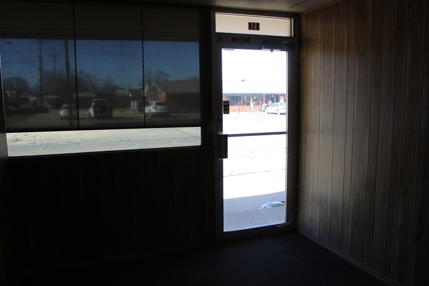 More Photos Of 814 9th St, Woodward Office For Sale