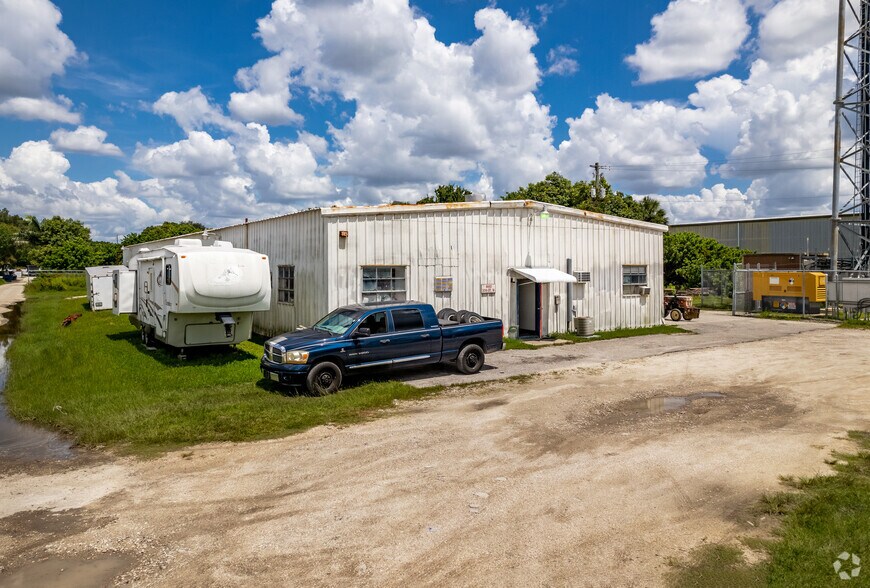 More Photos Of 4443 W 30th St, Bradenton Warehouse For Sale
