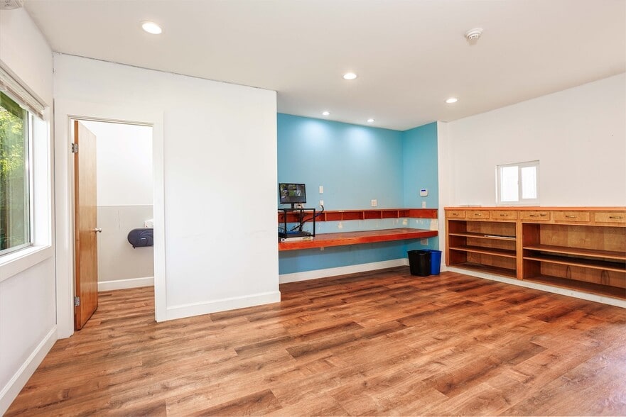 More Photos Of 2310 N Kerby Ave, Portland Warehouse For Lease