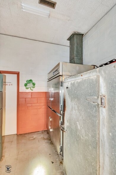 More Photos Of 405 NW Greely Ave, Iroquois Sports And Entertainment For Sale