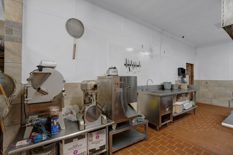 More Photos Of 929 US-98, Columbia Restaurant For Sale