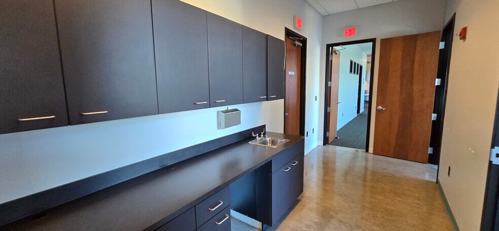 More Photos Of 990 9th St N, Naples Medical For Lease