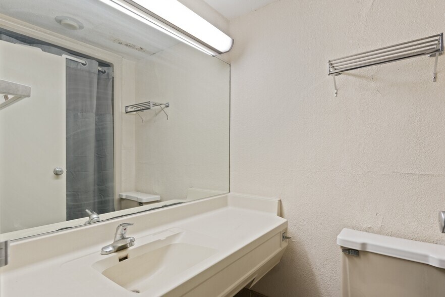 More Photos Of 1530 Cleveland Rd, Sandusky Hotel For Sale