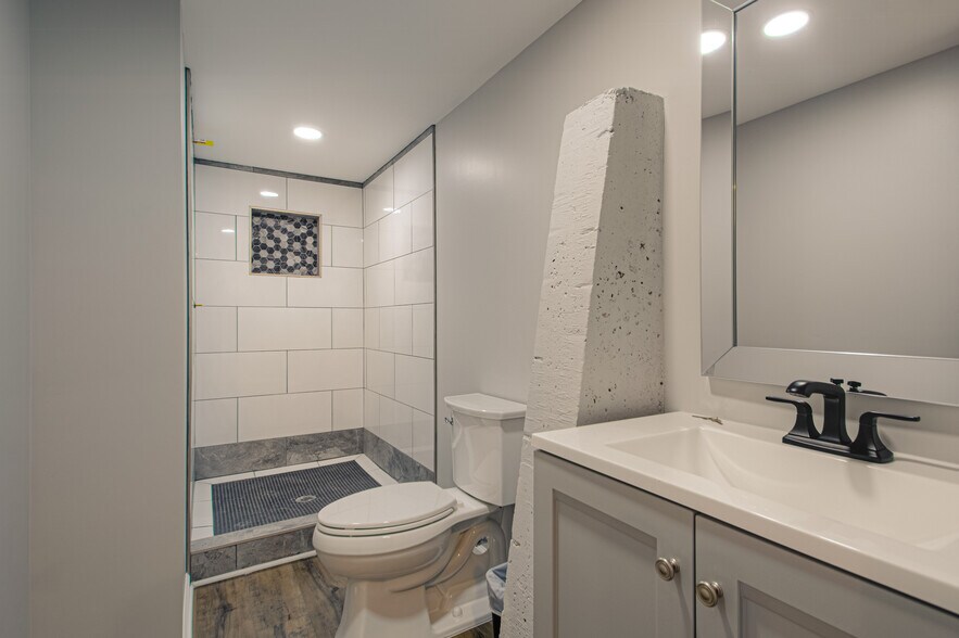 More Photos Of 1600 SW Market St, Lee's Summit Office For Sale