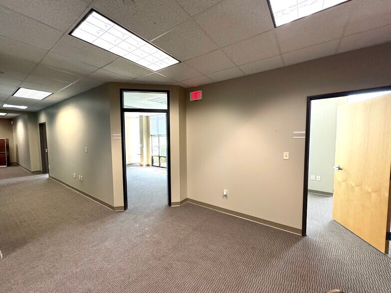 More Photos Of 8902 Vincennes Cir, Indianapolis Light Distribution For Lease