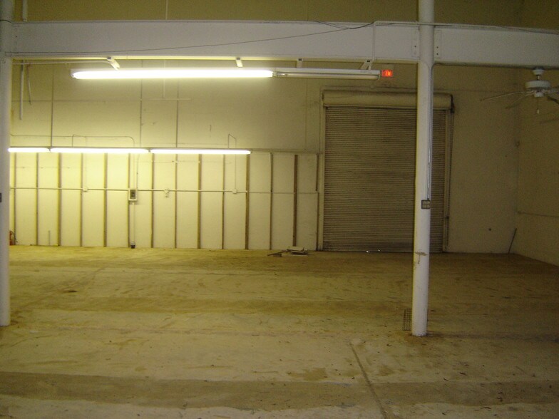 More Photos Of 305 S Wetmore St, Lake Wales Showroom For Lease