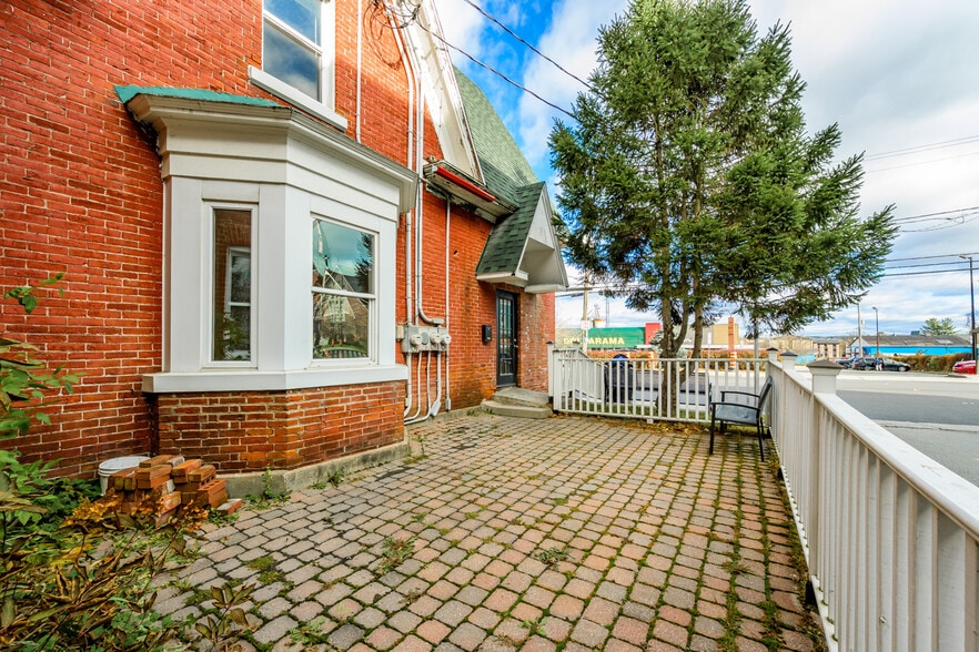 More Photos Of 127 Rue Queen, Sherbrooke Office Residential For Sale
