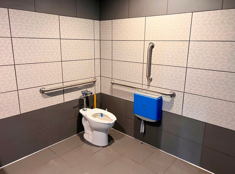 More Photos Of 615 Washington St, Brainerd Auto Repair For Lease