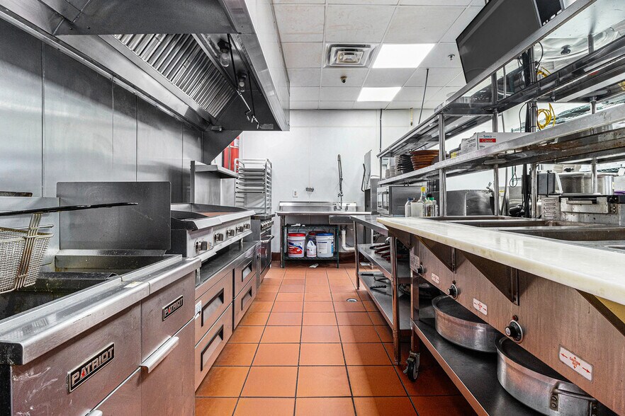 More Photos Of 1105 Main St, Forest Park Freestanding For Lease