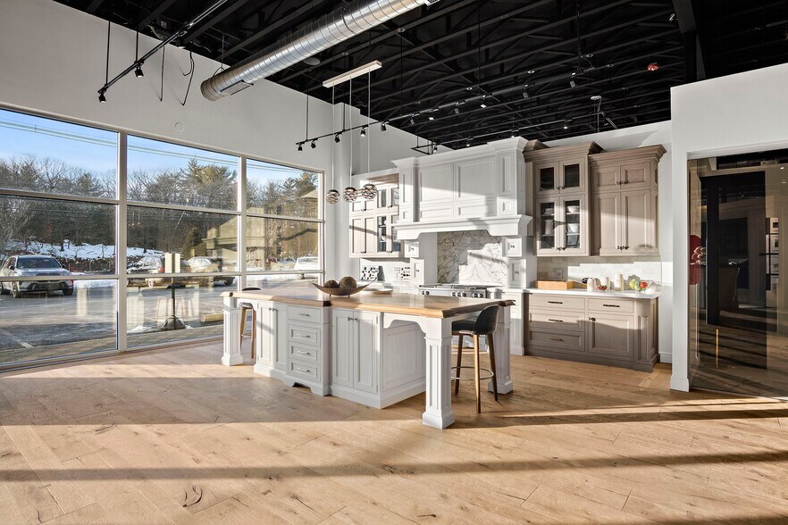 More Photos Of 47 Newbury St, Peabody Freestanding For Lease
