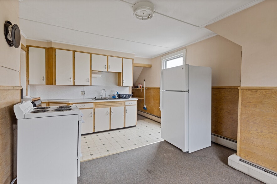 More Photos Of 166 Silver St, Waterville Medical For Sale