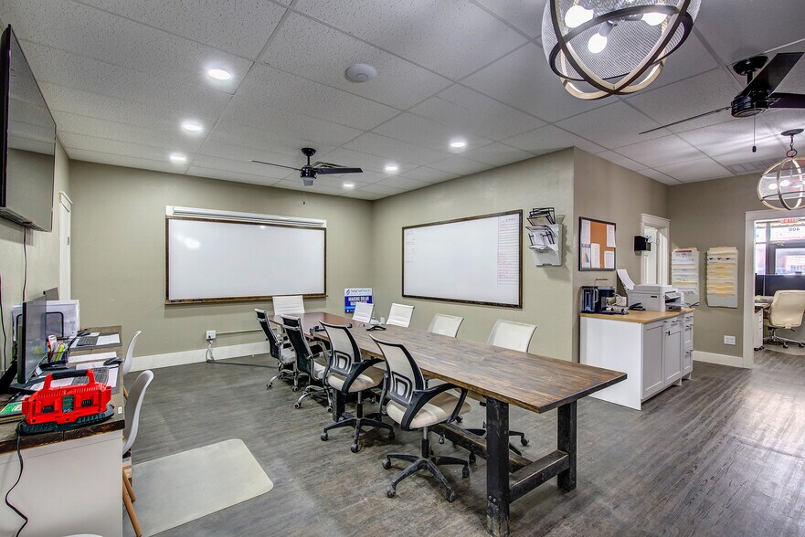 More Photos Of 400 Gilmer St, Sulphur Springs Storefront For Lease