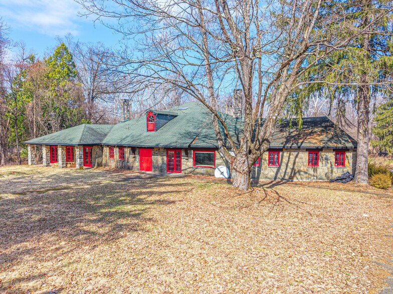 More Photos Of 30 Gingerbread Castle Rd, Hamburg Storefront For Lease