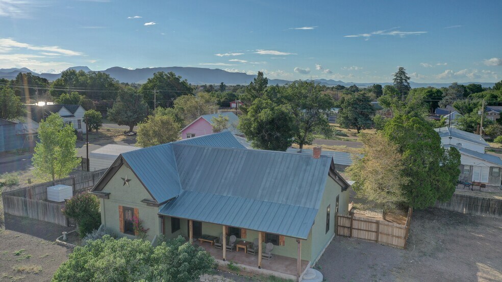 More Photos Of 405 W Avenue E, Alpine Specialty For Sale