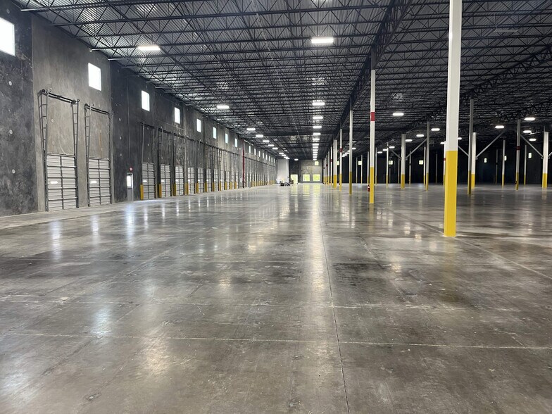 More Photos Of 5501 Westmoreland Plz, Douglasville Distribution For Lease
