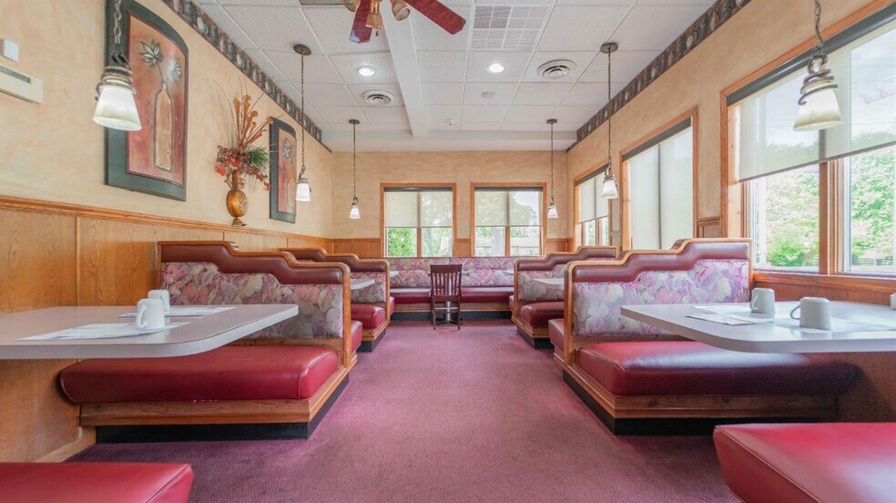 More Photos Of 475 Sand Creek Dr, Chesterton Restaurant For Sale