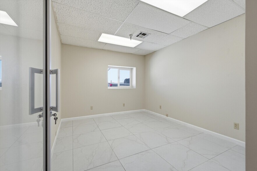 More Photos Of 1400 Orange St, Rosamond Warehouse For Lease