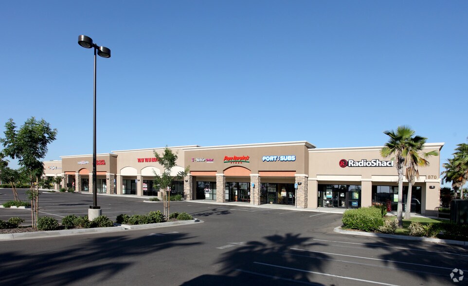 More Photos Of 870 W El Monte Way, Dinuba Storefront Retail Office For Lease