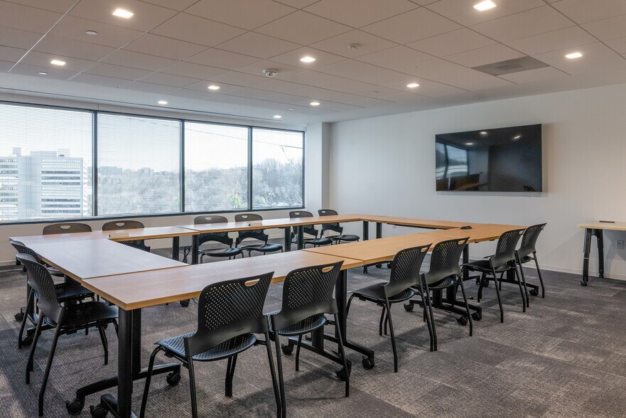 More Photos Of 1577 Spring Hill Rd, Vienna Office For Lease