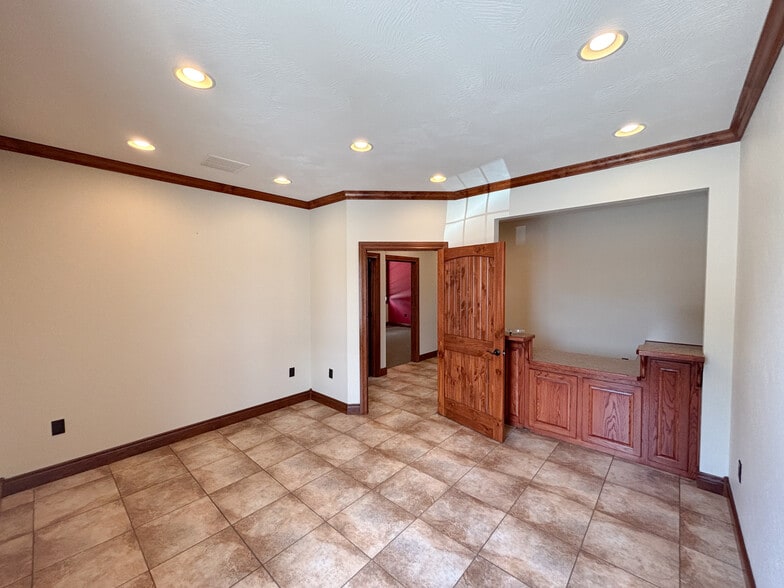 More Photos Of 2627 W Republic Rd, Springfield Office For Lease