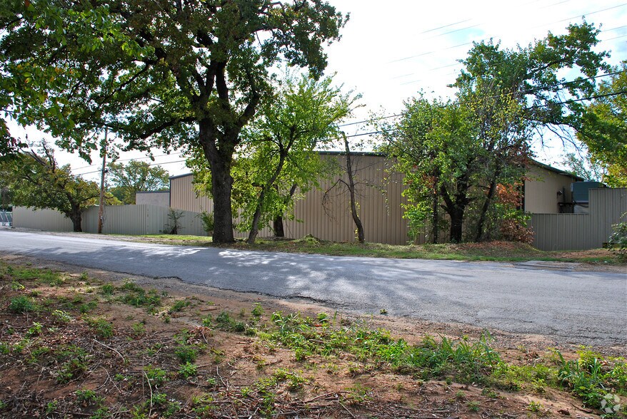 More Photos Of 11320 Mosier Valley Rd, Fort Worth Warehouse For Lease