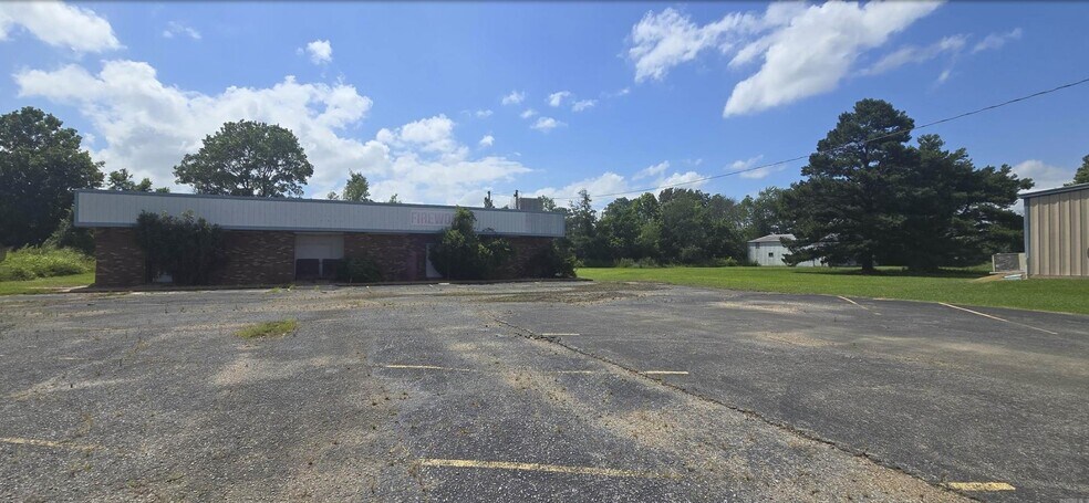 More Photos Of 2013 Falls Blvd N, Wynne Sports And Entertainment For Sale