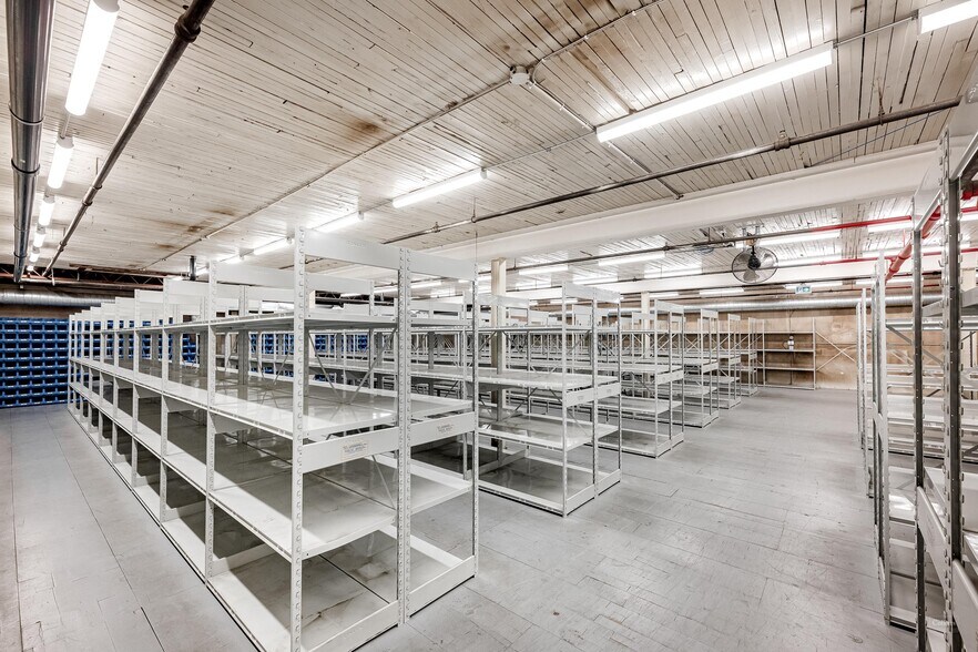 More Photos Of 561-563 Rue Lindbergh, Laval Warehouse For Sale