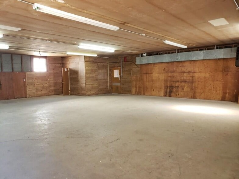 More Photos Of 185 S Titus St, Giddings Freestanding For Sale