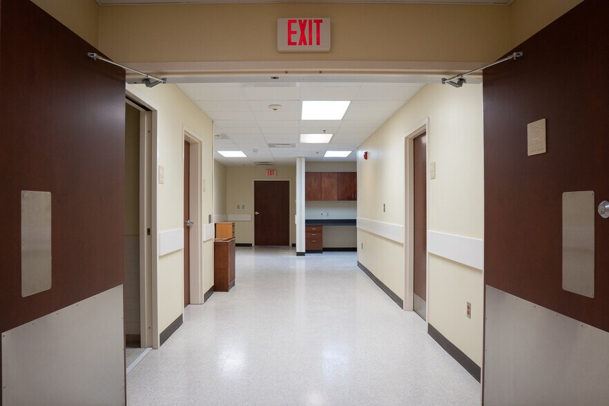 More Photos Of 1883 Highway 43 S, Canton Medical For Lease