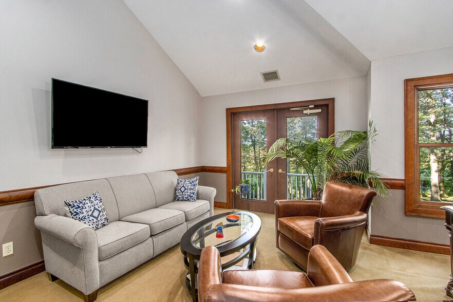 More Photos Of 7950 Moorsbridge Rd, Portage Office For Lease