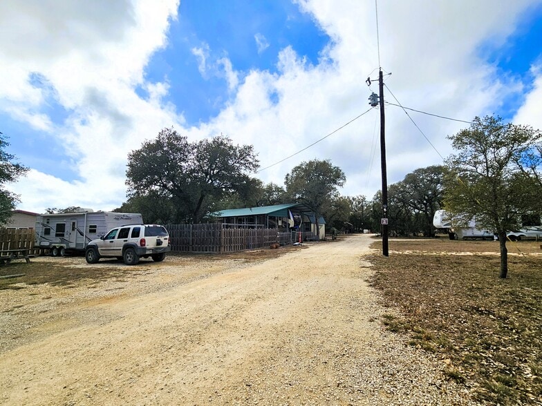 More Photos Of 605 Lakeshore Ln, Bandera Manufactured Housing Mobile Home Park For Sale