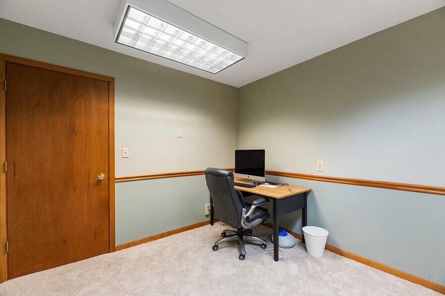 More Photos Of 33 W King St, Rhinelander Storefront Retail Office For Sale