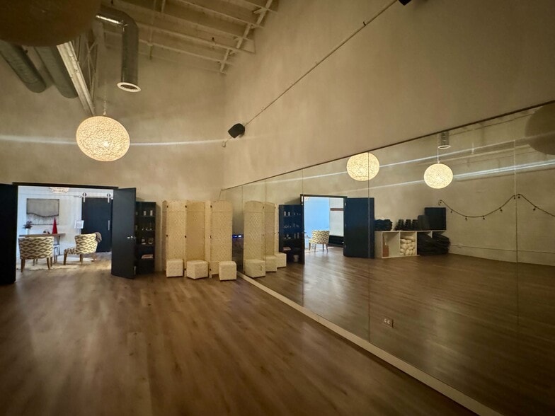 More Photos Of 201-309 W Hillgrove Ave, La Grange Storefront Retail Office For Lease
