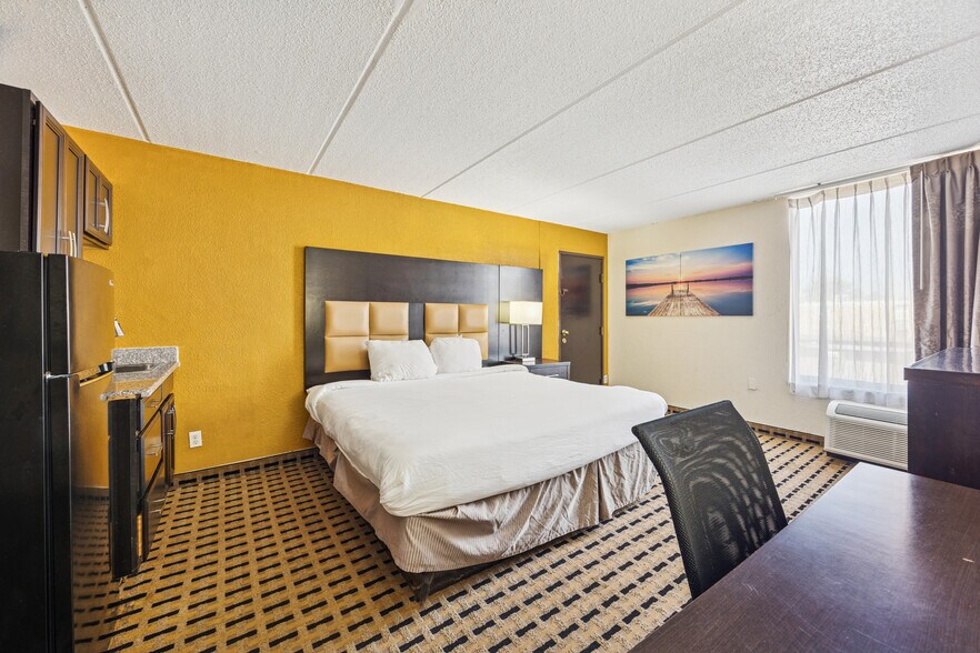 More Photos Of 925 Highway 332, Lake Jackson Hotel For Sale