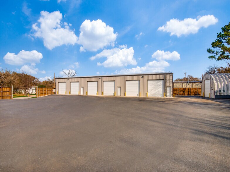 More Photos Of 708 E Hundley Dr, Lake Dallas Warehouse For Lease