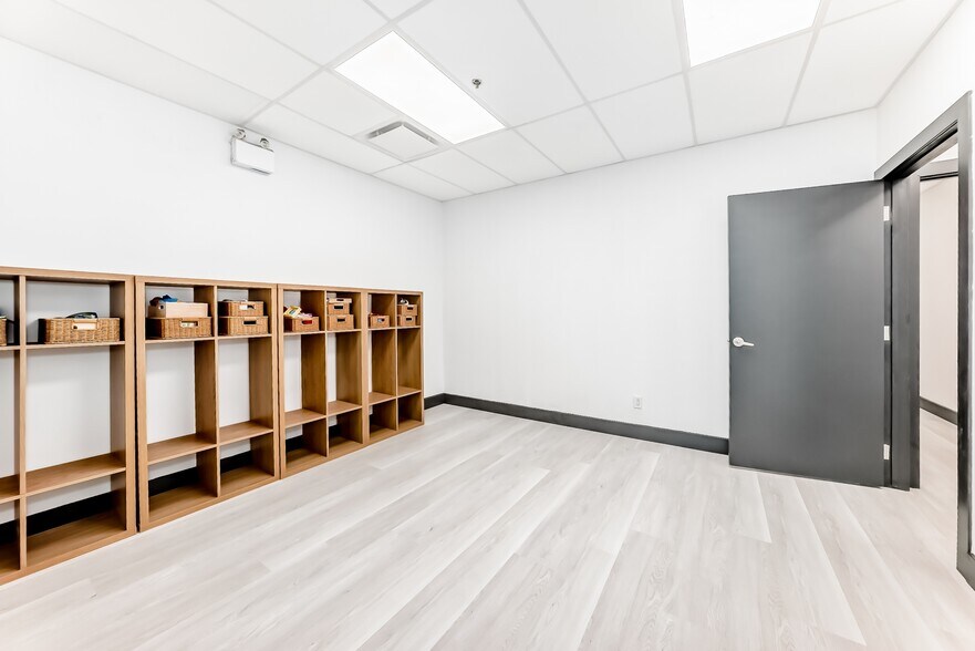 More Photos Of 1015 Centre St NW, Calgary Storefront Retail Residential For Sale