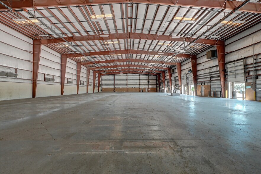 More Photos Of 3843 Ironbridge Blvd, Fort Myers Distribution For Lease