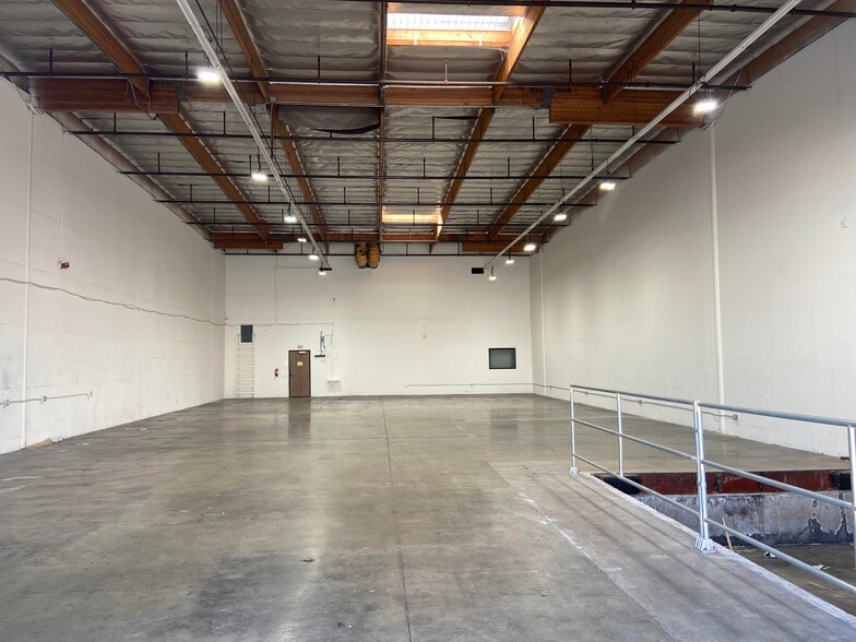 More Photos Of 12707 Rives Ave, Downey Warehouse For Lease
