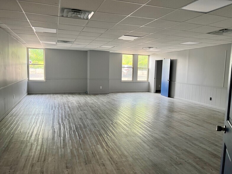 More Photos Of 5500 Market St, Youngstown Office For Lease