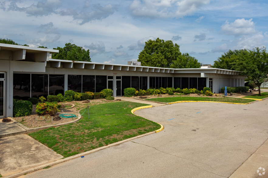 Primary Photo Of 2227 W Lindsey St, Norman Office For Sale