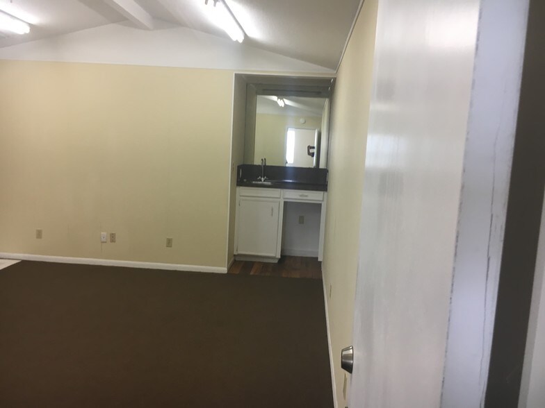 More Photos Of 723 Ave F N, Bay City Warehouse For Sale