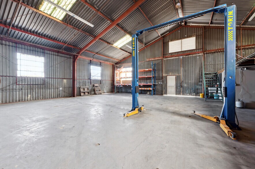 More Photos Of 8426-8428 San Fernando Rd, Sun Valley Warehouse For Lease
