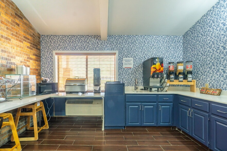 More Photos Of 4230 S Lewis Blvd, Sioux City Hotel For Sale